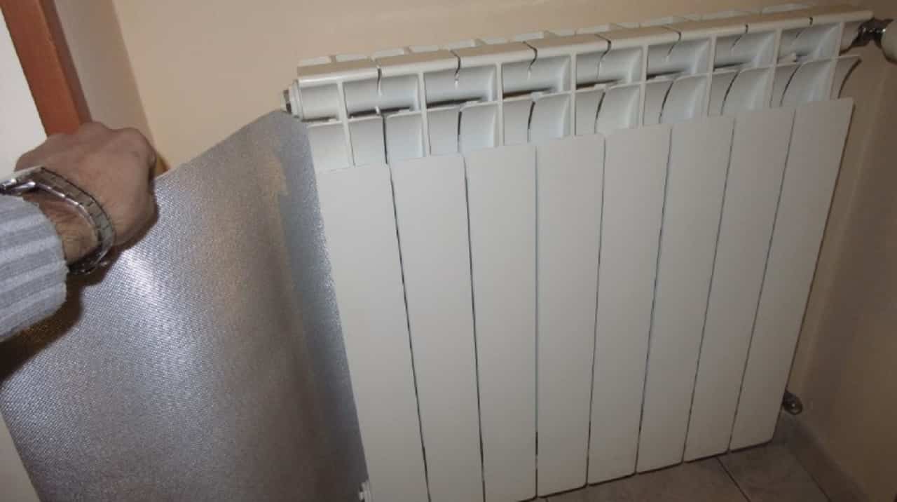 Pannelli termoriflettenti fogli isolanti dietro i termosifoni