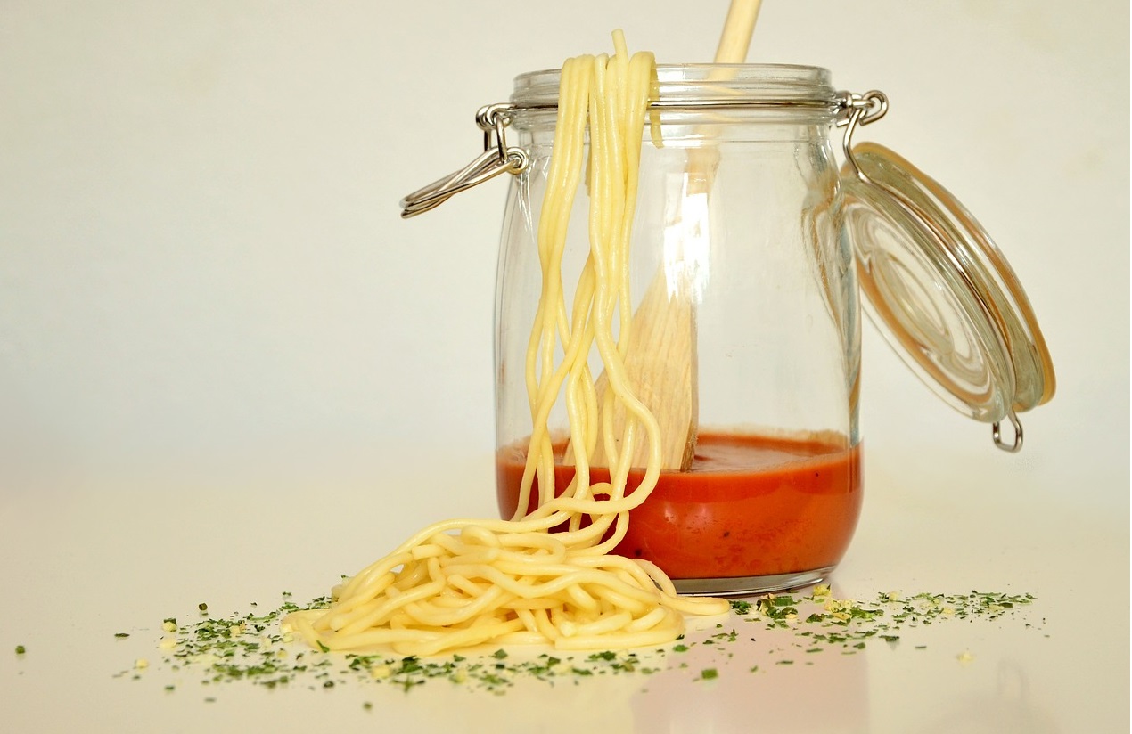 Spaghetti con grano canadese, salsa di pomodoro cinese e olio d’oliva tunisino