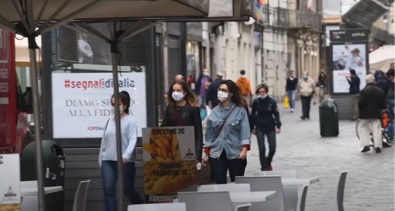 mascherina all'aperto contagi in aumento