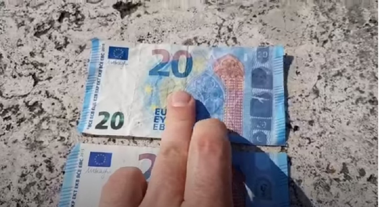 Pagare con banconote false multa