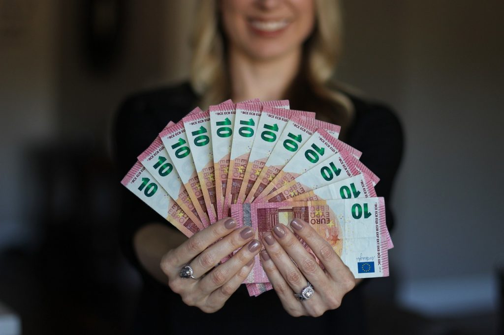 Donna felice con banconote da 10 euro