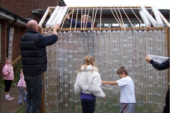 Serra realizzata con bottiglie di plastica