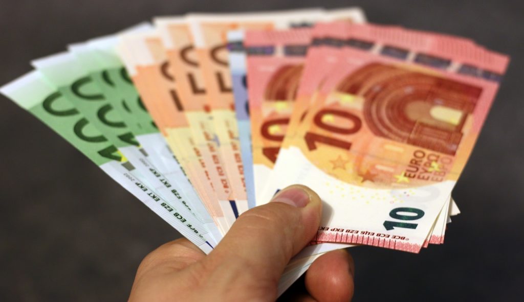 Banconote euro in mano