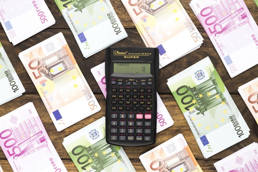 Calcolatrice tascabile vista dall'alto su banconote in euro