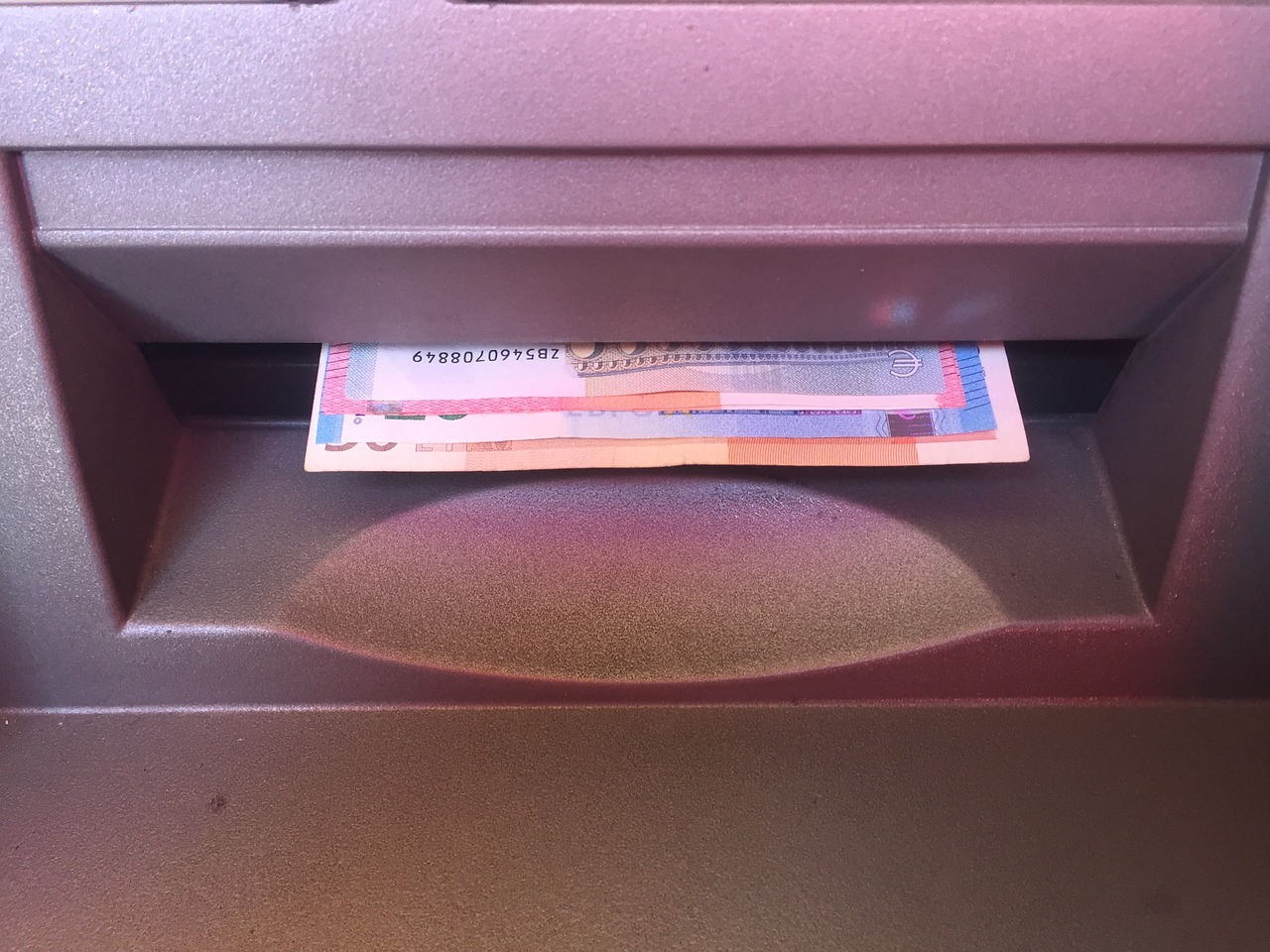 Banconote euro erogate dallo sportello automatico Bancomat