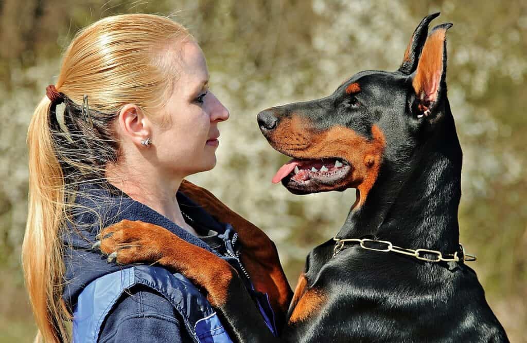 Donna con cane Dobermann