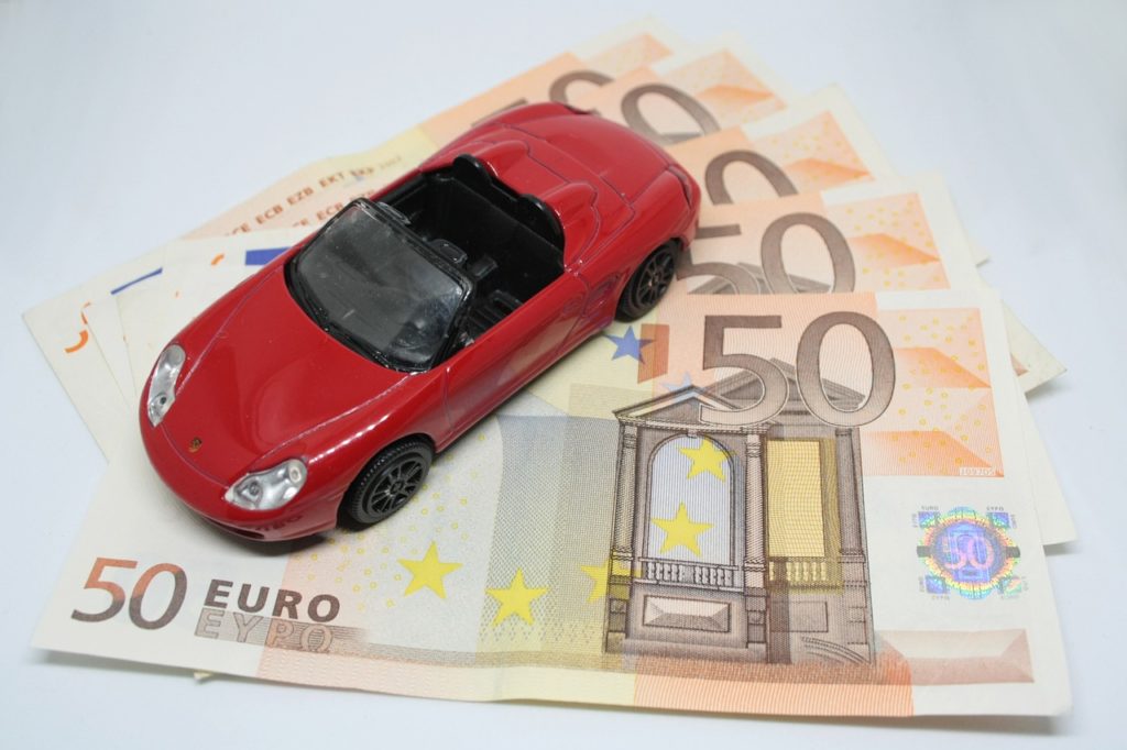 Modellino Ferrari su banconote da 50 euro