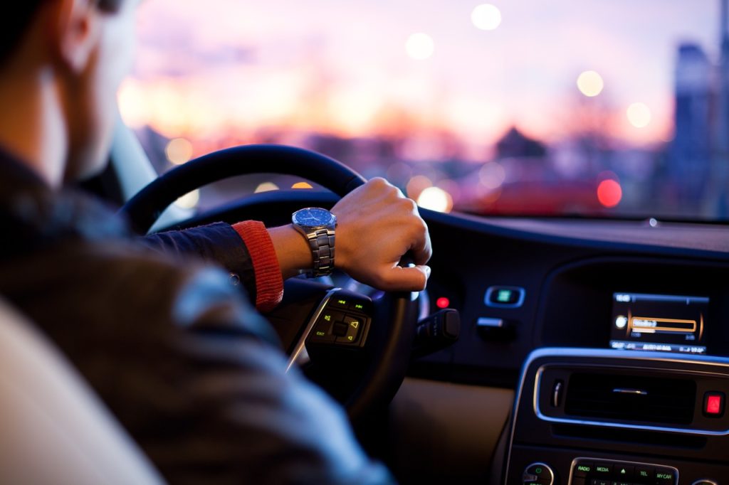 Uomo che guida un'auto