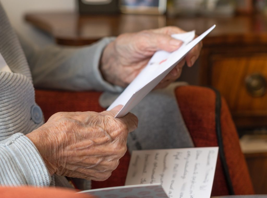 persona anziana che legge una lettera