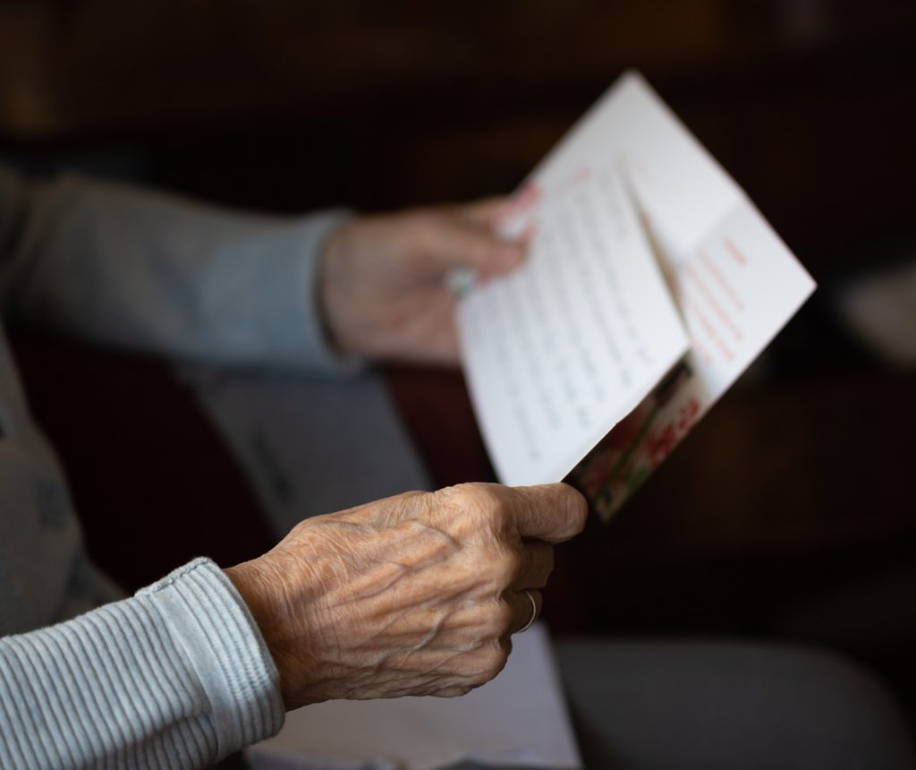 Anziano che legge la lettera