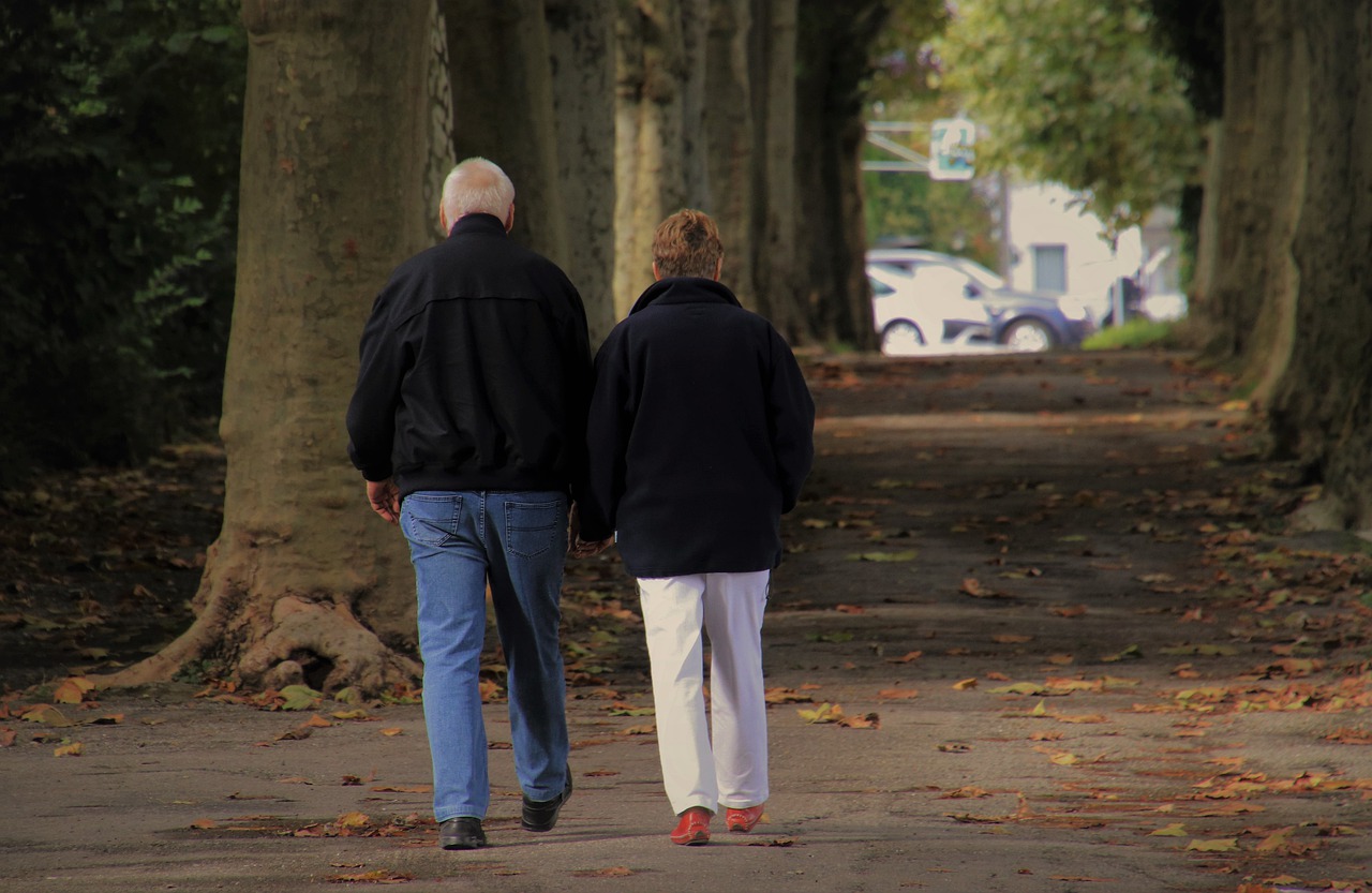 Pensionati che passeggiano