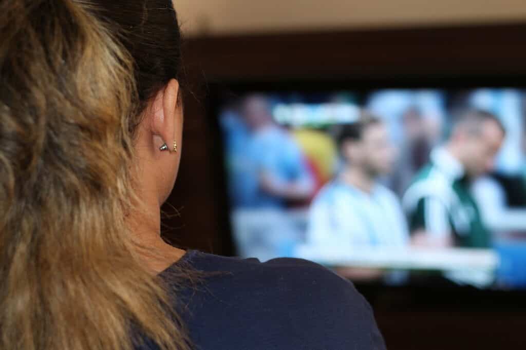 Donna che guarda la tv