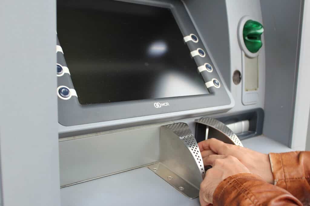 Bancomat atm digitazione pin