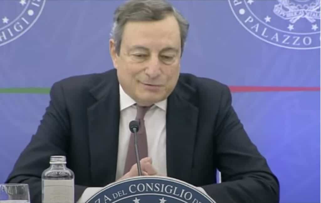 Mario Draghi querela apologia del fascismo