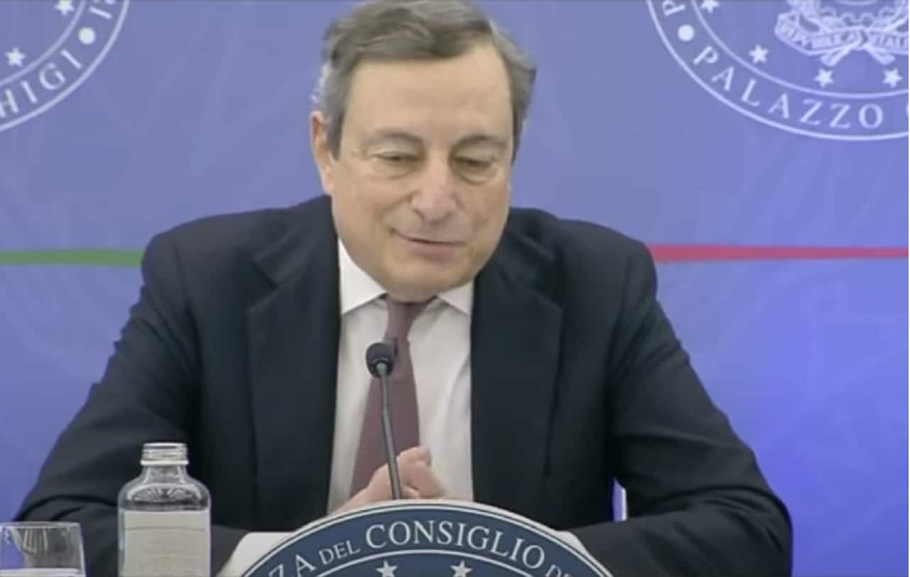 Mario Draghi querela apologia del fascismo