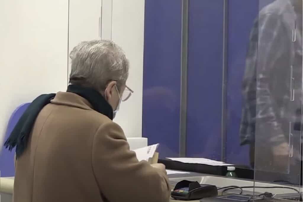 Pensionato ritira la pensione alle Poste