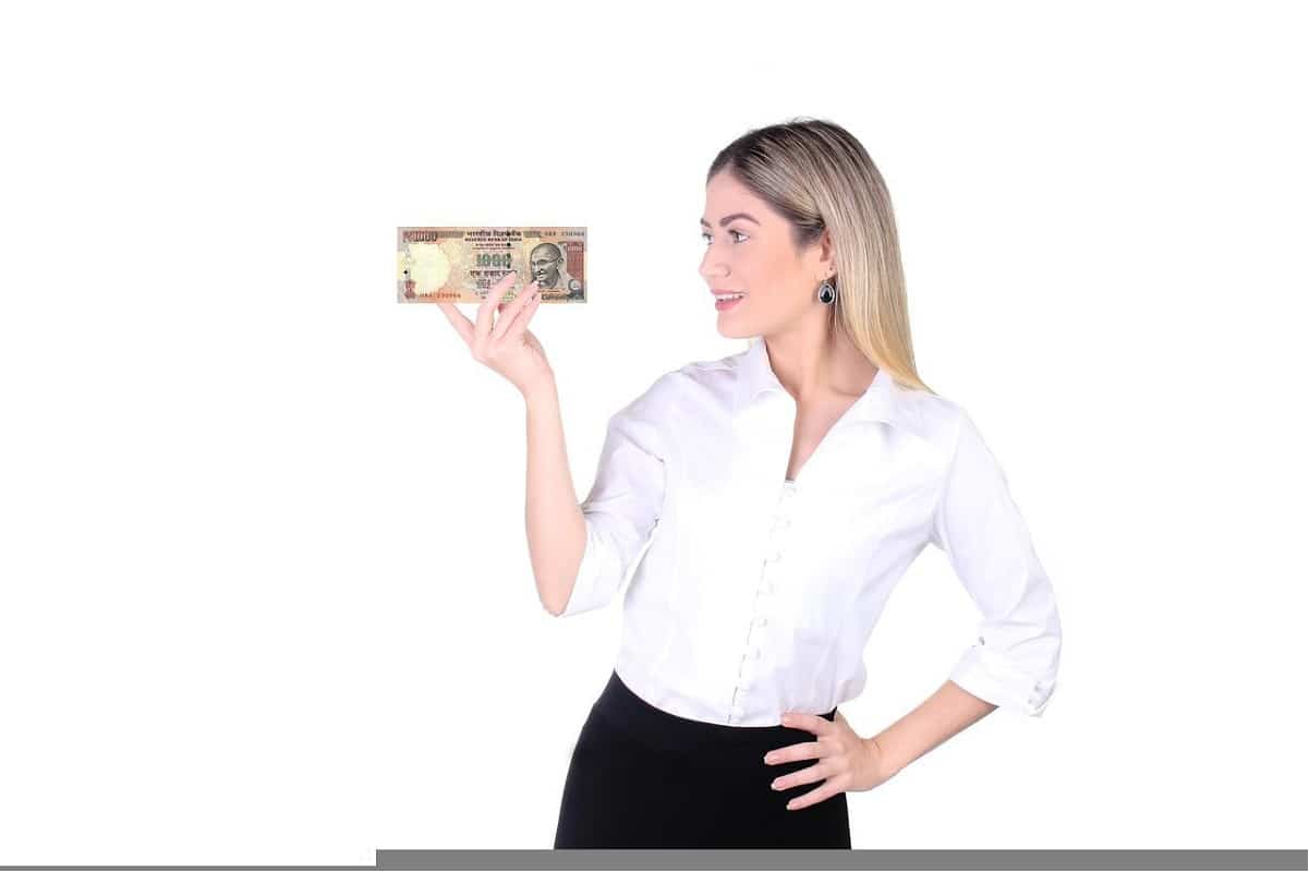 Donna con banconota
