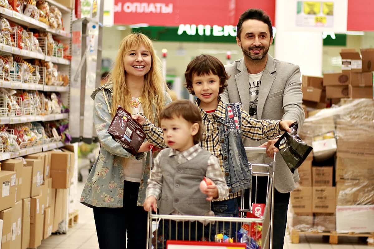 Famiglia che fa la spesa al supermercato