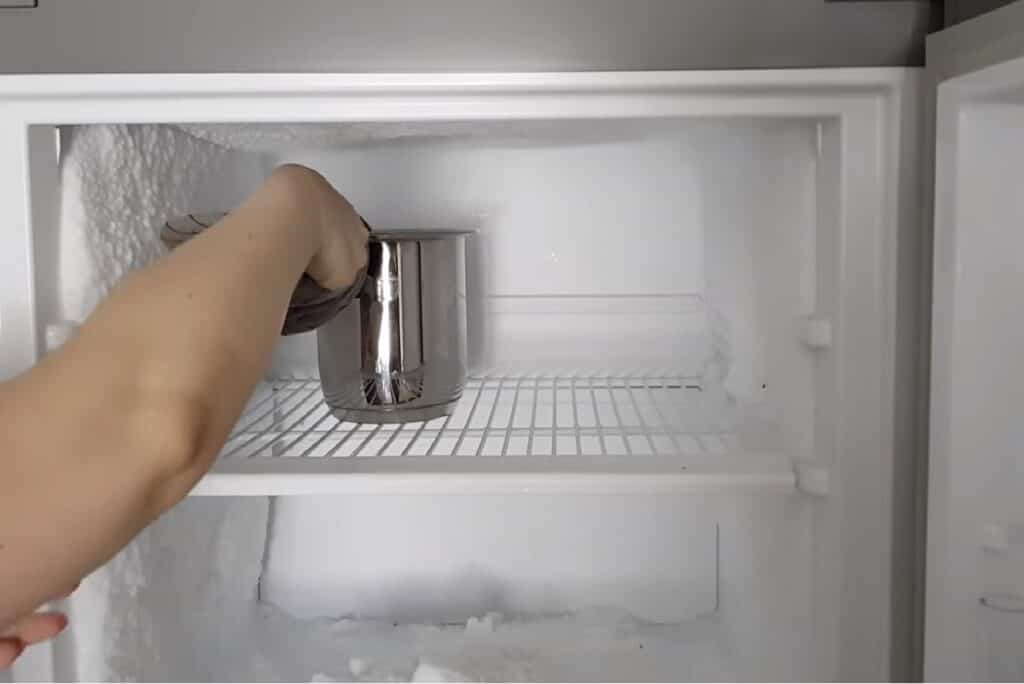 Scongelare il freezer con acqua bollente