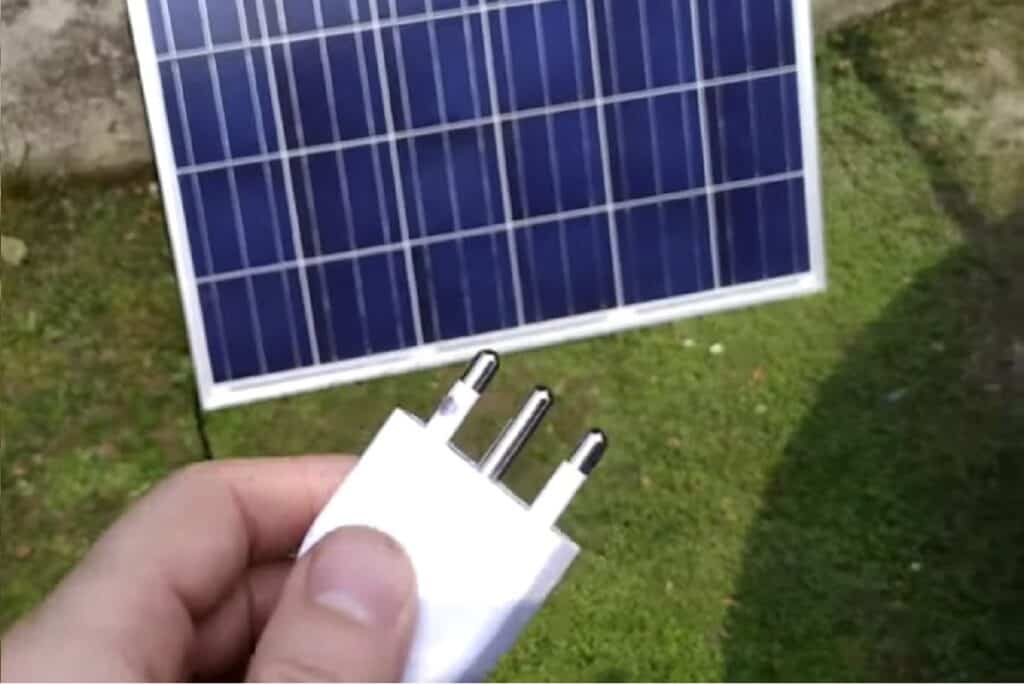 Pannello solare con presa di corrente