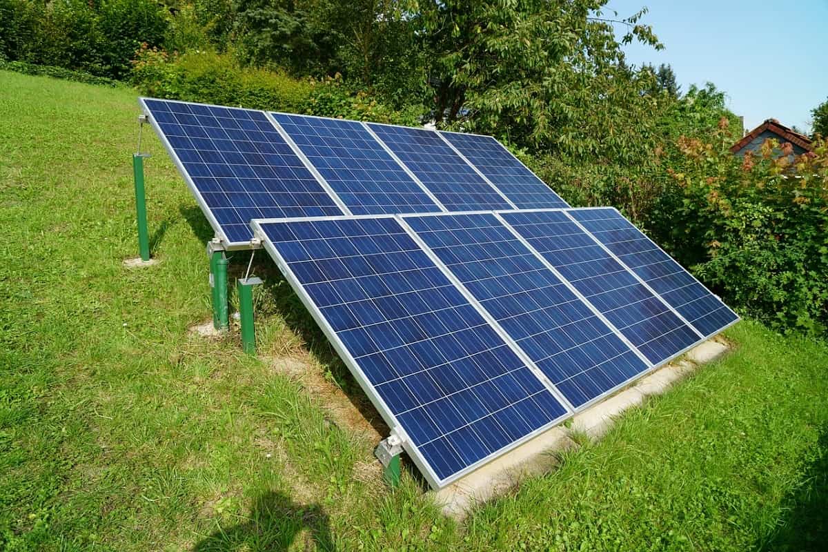 Pannelli solari in giardino