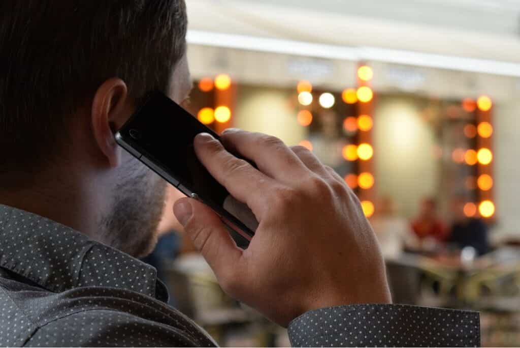 Uomo al telefono