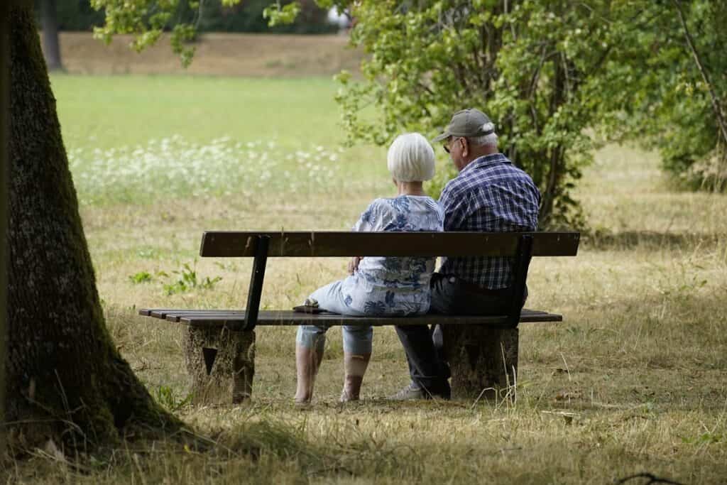 Coppia di pensionati sulla panchina