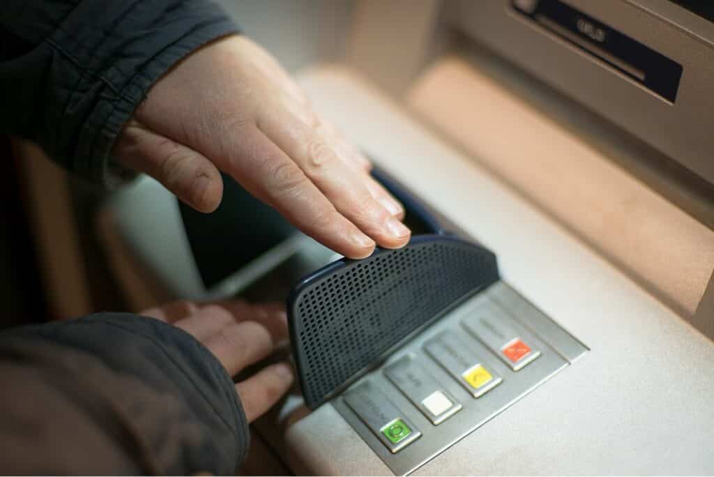 Digitazione PIN ATM Bancomat