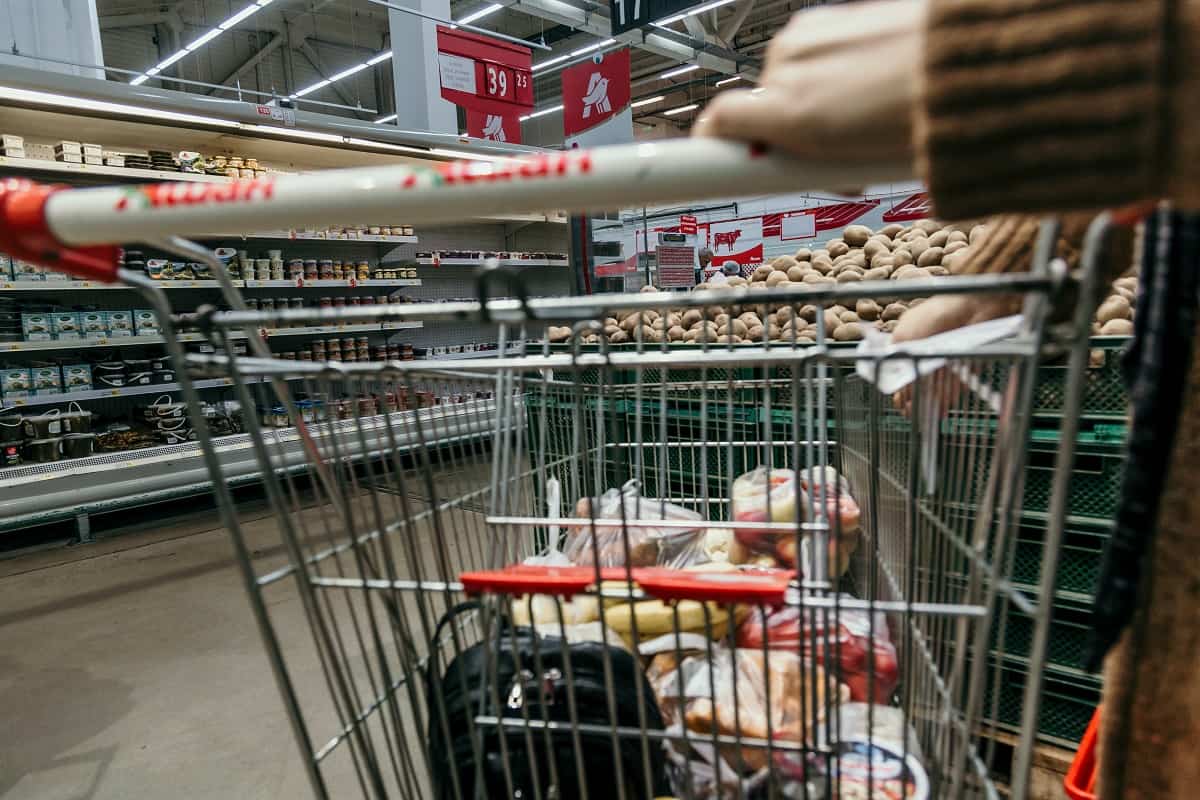 Carrello con la spesa al supermercato