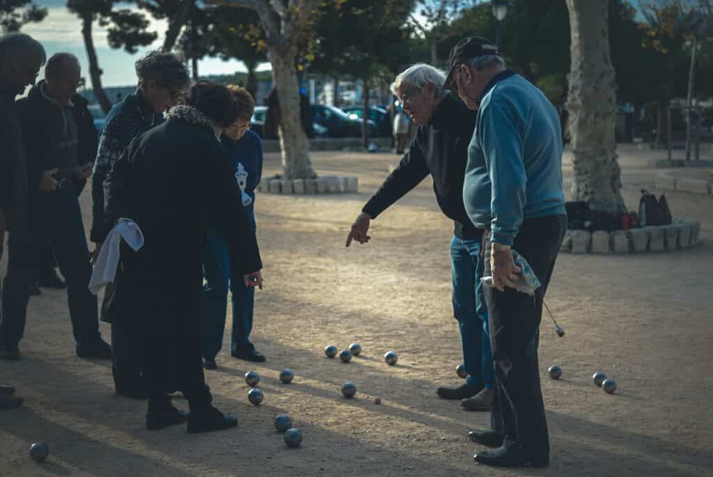 Pensionati che giocano a bocce