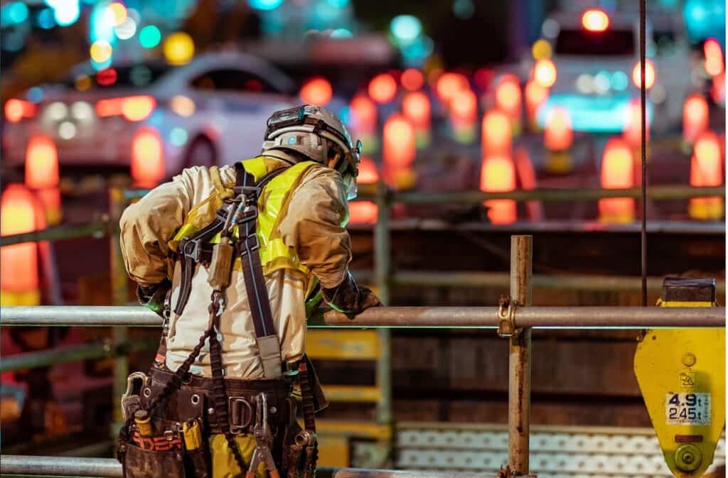 Operaio al lavoro di notte