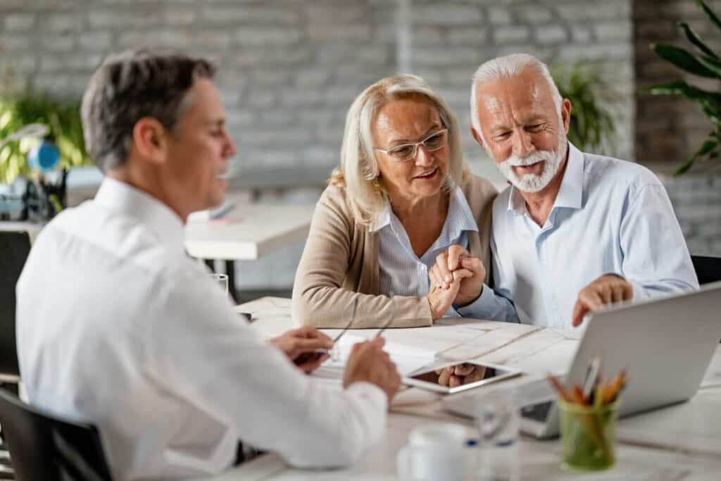 Coppia di pensionati dal commercialista