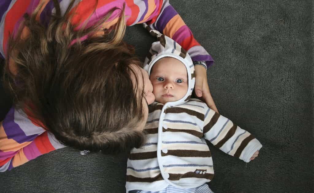 Donna che bacia un neonato