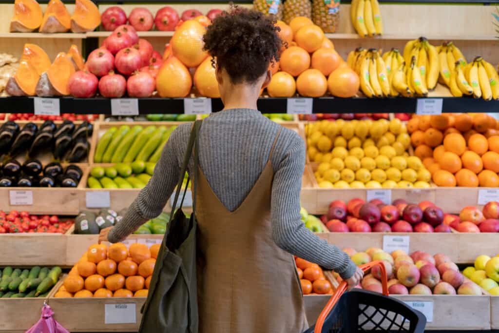 Giovane donna al reparto ortofrutta