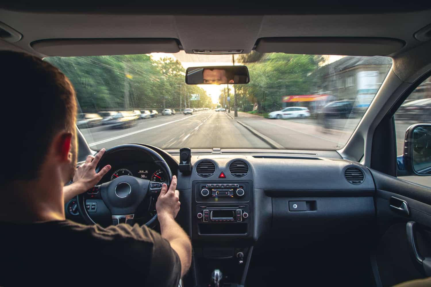 Ragazzo che guida l'auto