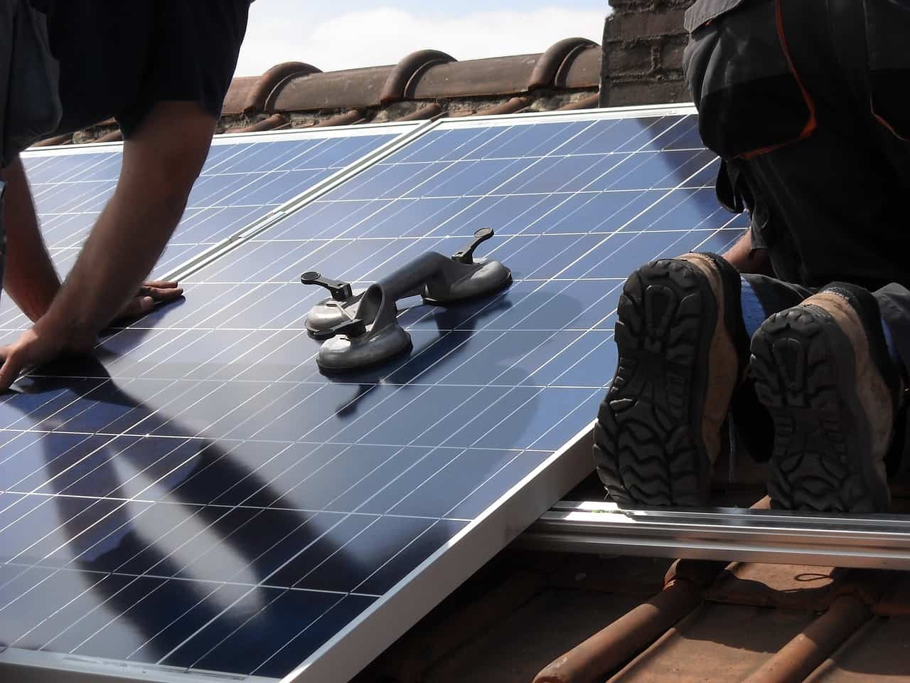Installazione pannelli solari su tetto abitazione