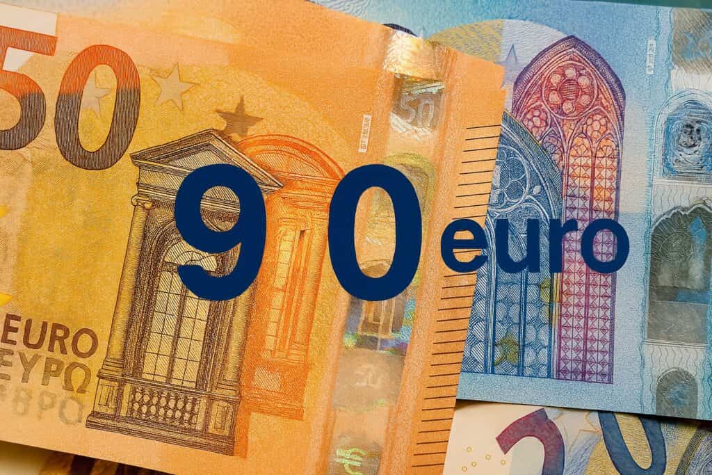 Banconote in euro in primo piano con la scritta 90 euro a simboleggiare il costo del canone Rai 2025