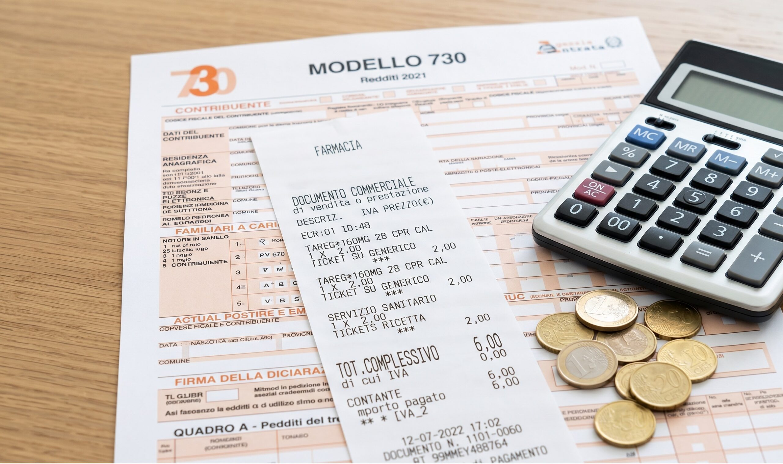 un primo piano nitido di uno scontrino della farmacia appoggiato su un modello 730, con una calcolatrice e delle monete di fianco